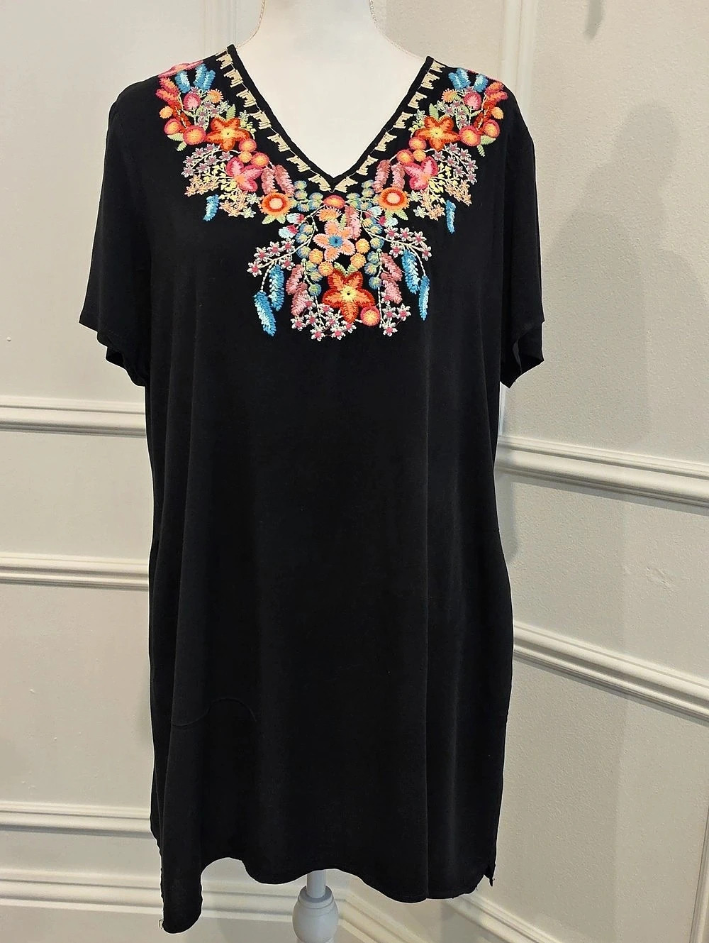 Solitaire Embroidered Tunic/Mini Dress in Black Size Medium